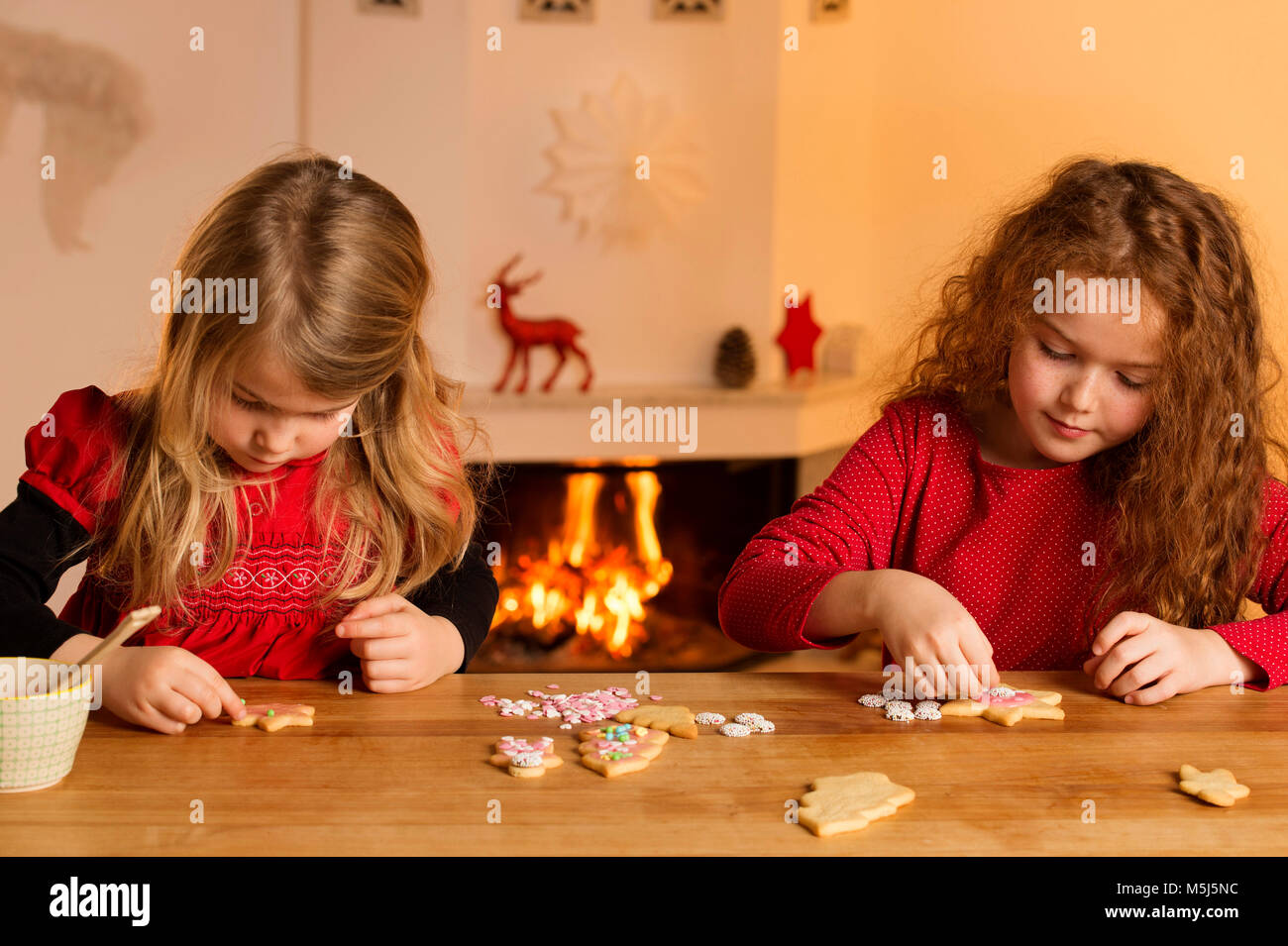 Bambine la farcitura di biscotti di Natale con centinaia e migliaia Foto Stock