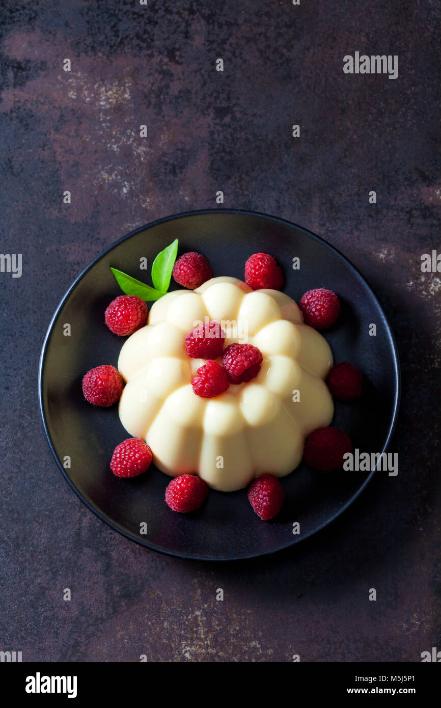 Crema pasticcera con lamponi su piastra Foto Stock