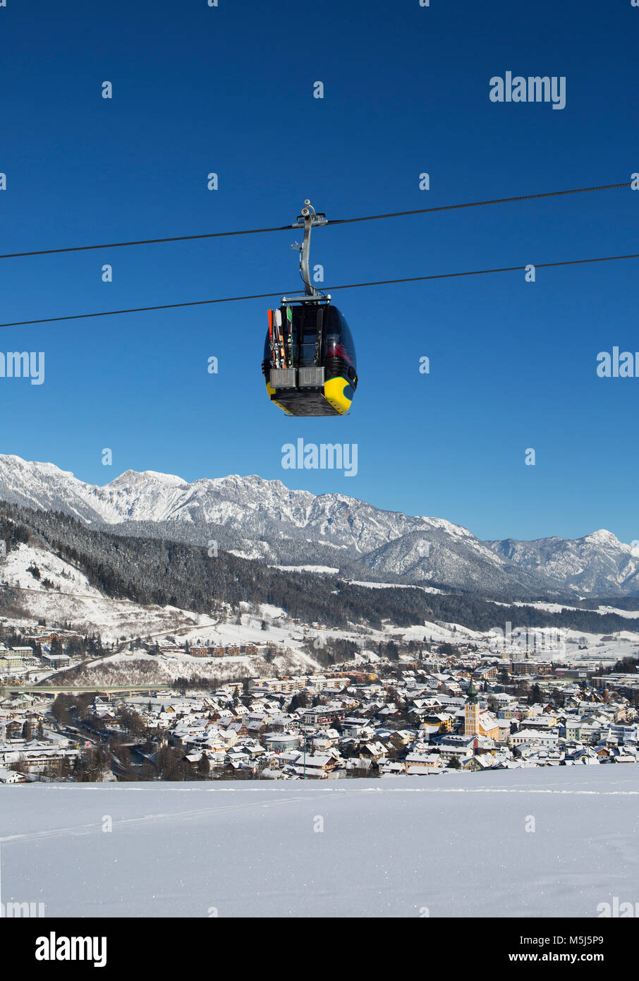 L'Austria, la Stiria, Liezen distretto, Schladming, Planai West funivia, massiccio Dachstein in background Foto Stock