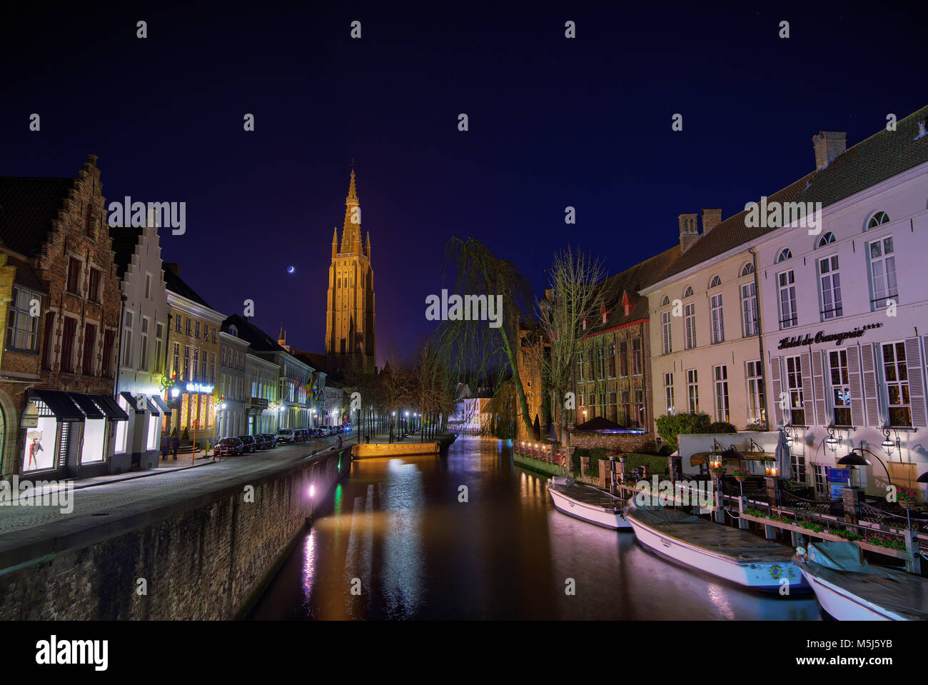 Belgio, Fiandre, Bruges, città vecchia, Rozenhoedkaai, Canal Dijver e Chiesa di Nostra Signora Foto Stock