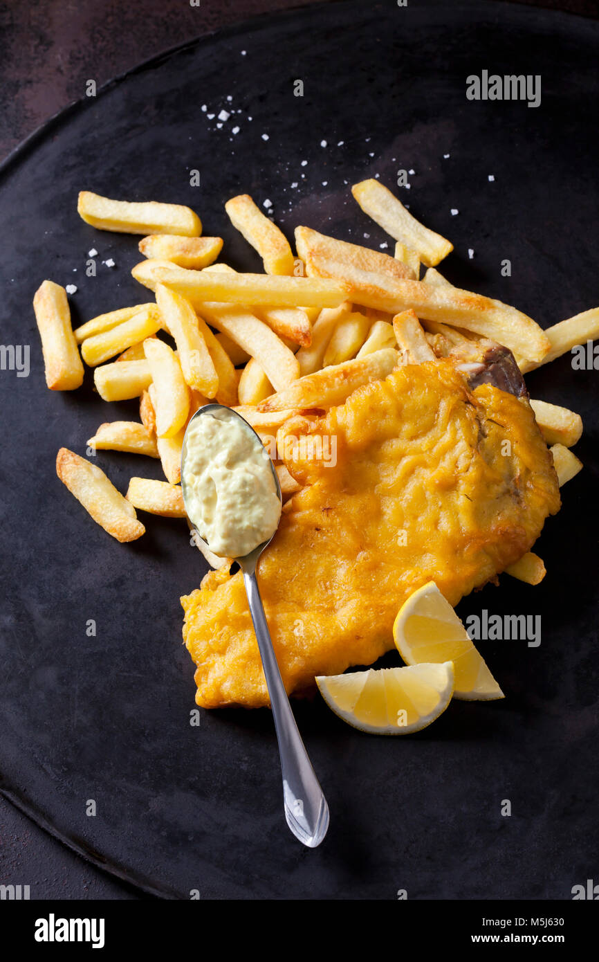 Pesce e patatine con remoulade e fetta di limone Foto Stock