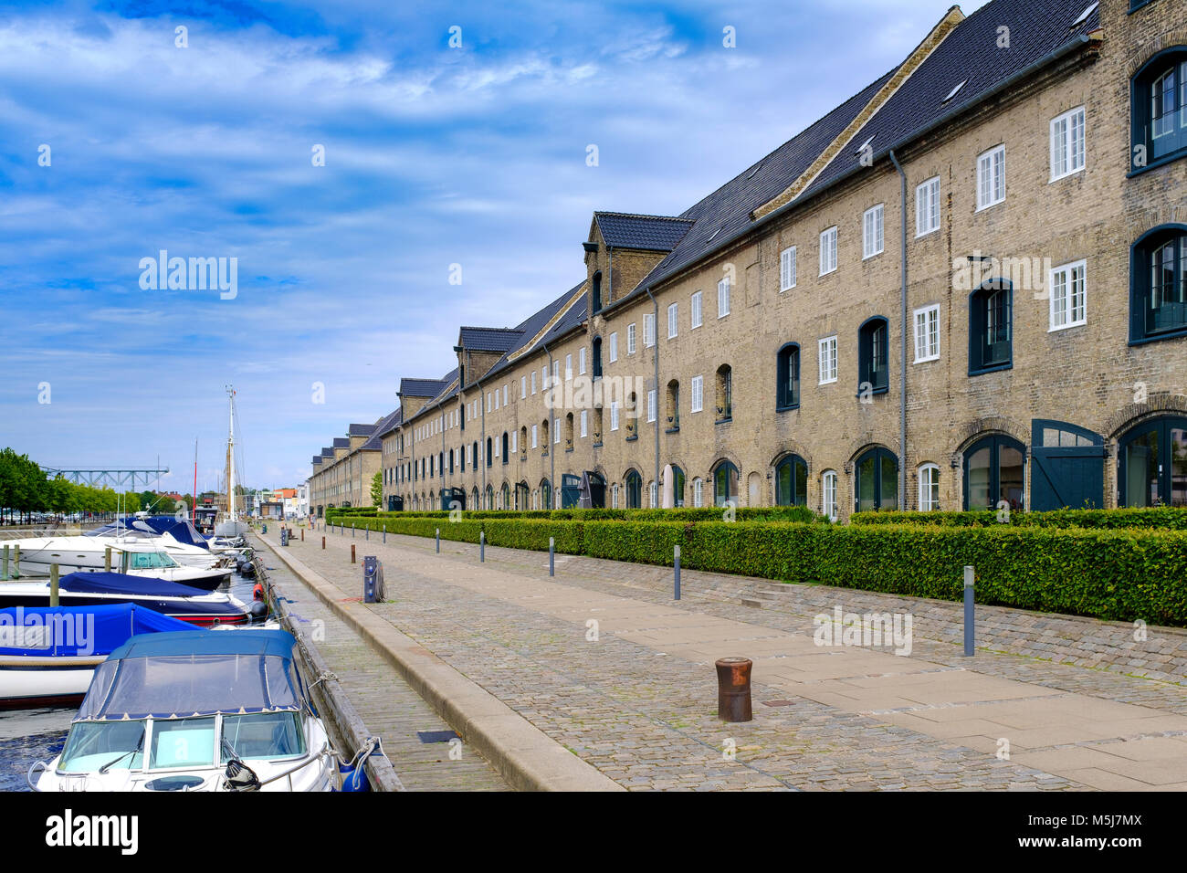 Copenaghen, Zelanda regione / Danimarca - 2017/07/26: vista panoramica dell'architettura contemporanea e canali di acqua del quartiere Christianshavn Foto Stock