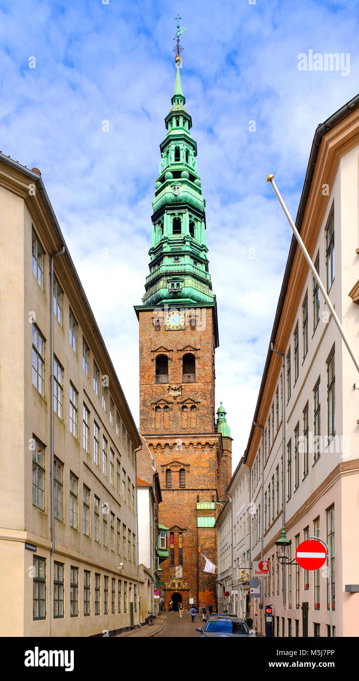 Copenaghen, Zelanda regione / Danimarca - 2017/07/26: luterana della chiesa di San Nicola che serve attualmente come Nikolaj Contemporary Art Center Foto Stock