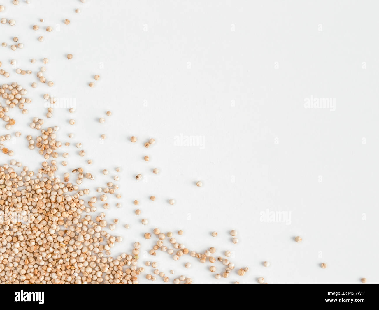 Grano di quinoa reale isolato su sfondo bianco. Non cotti materie la quinoa come sfondo. Sano cibo vegan concetto e pattern. Copia dello spazio. Vista superiore o Foto Stock