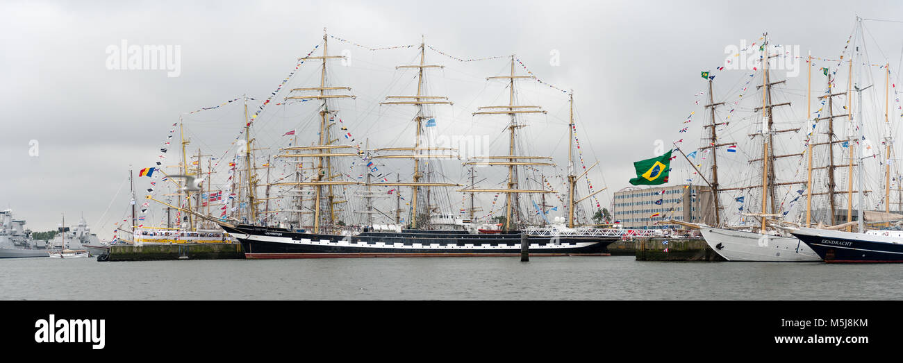 SAIL Den Helder è il più grande evento pubblico nei Paesi Bassi e una magnifica manifestazione nautica nella parte nord dell'Olanda del Nord. Foto Stock