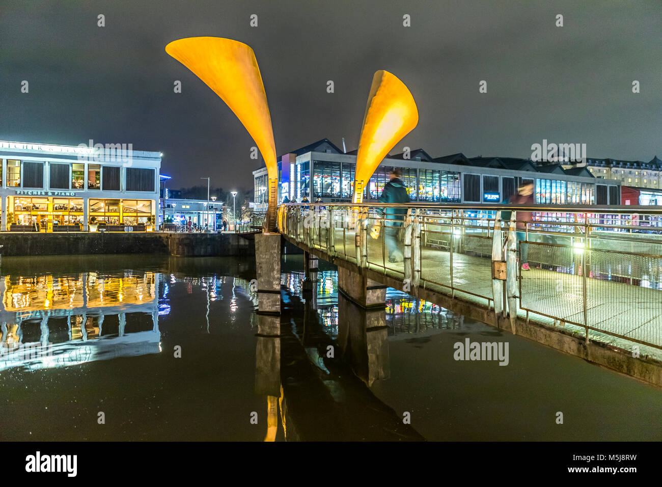 Pero's Bridge, un ponte pedonale di bascule, harborside, Bristol UK. Prende il nome dalla schiava Pero Jones. Bridge design di Eilis o'Connell. Foto Stock