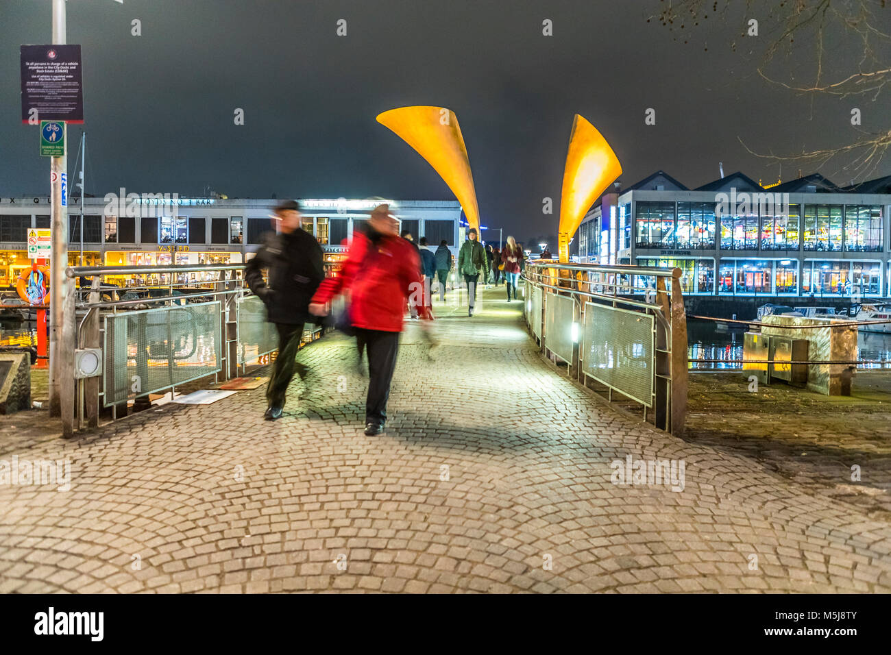 Pero's Bridge, un ponte pedonale di bascule, harborside, Bristol UK. Prende il nome dalla schiava Pero Jones. Bridge design di Eilis o'Connell. Foto Stock