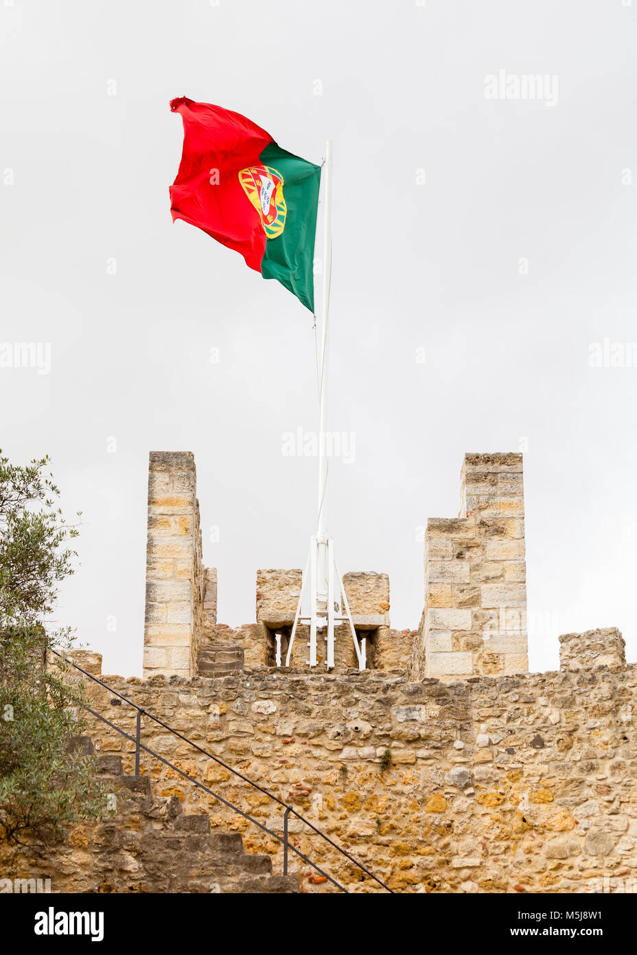 La bandiera portoghese è raffigurato volando sopra il castello Sao Jorge a Lisbona, Portogallo. Foto Stock