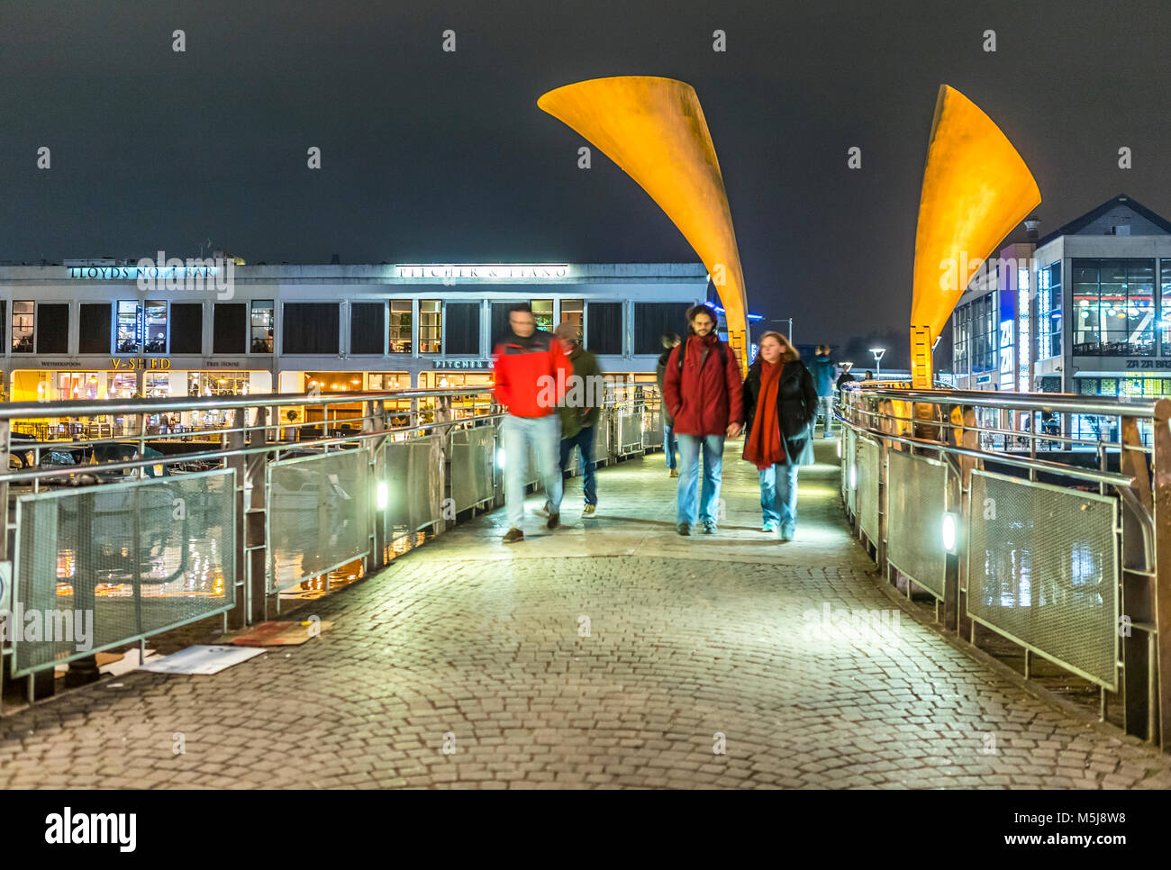 Pero's Bridge, un ponte pedonale di bascule, harborside, Bristol UK. Prende il nome dalla schiava Pero Jones. Bridge design di Eilis o'Connell. Foto Stock