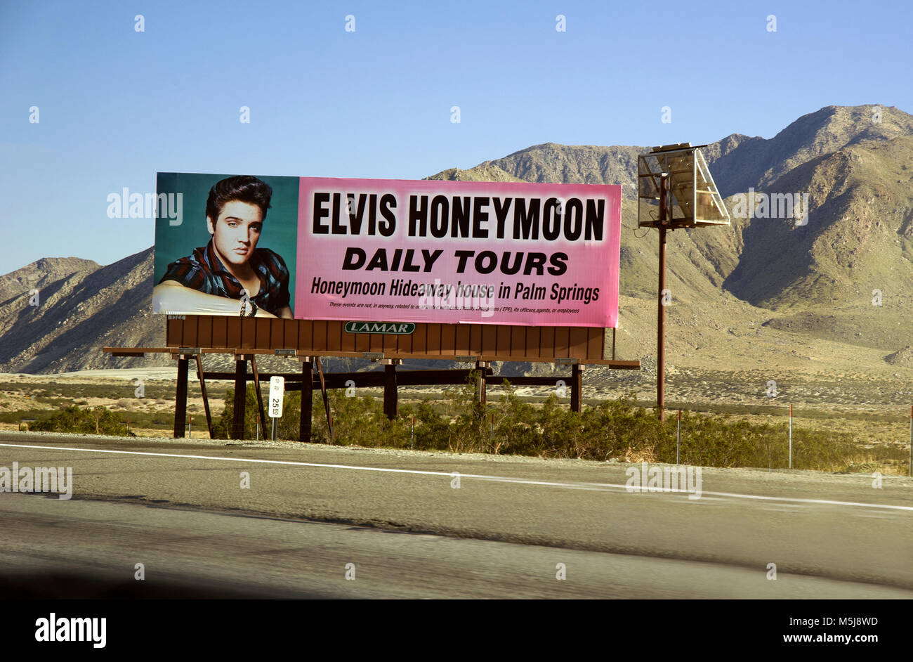 Affissioni promuovere Elvis luna di miele casa fuori Palm Springs, CA Foto Stock