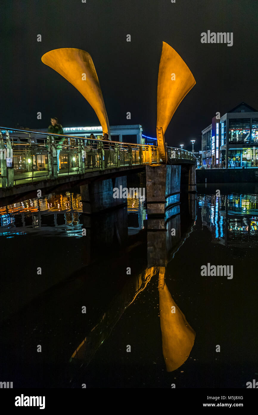 Pero's Bridge, un ponte pedonale di bascule, harborside, Bristol UK. Prende il nome dalla schiava Pero Jones. Bridge design di Eilis o'Connell. Foto Stock