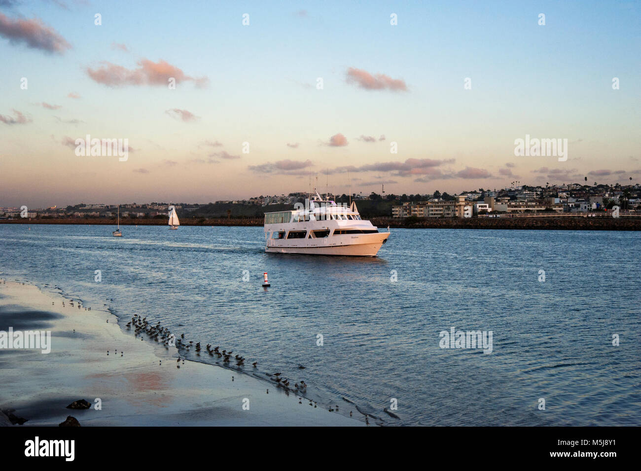 Barca lasciando la Marina Del Rey harbour passando Playa Del Rey a Los Angeles in California Foto Stock