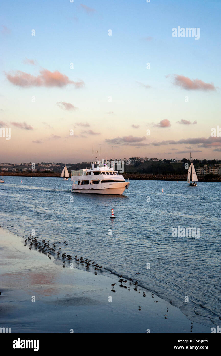 Barca lasciando la Marina Del Rey harbour passando Playa Del Rey a Los Angeles in California Foto Stock