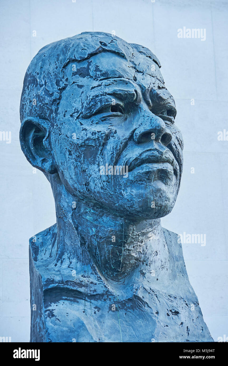 Statua busto di Nelson Mandela, il primo presidente nero del Sud Africa, politico e famosa in tutto il mondo la figura Foto Stock