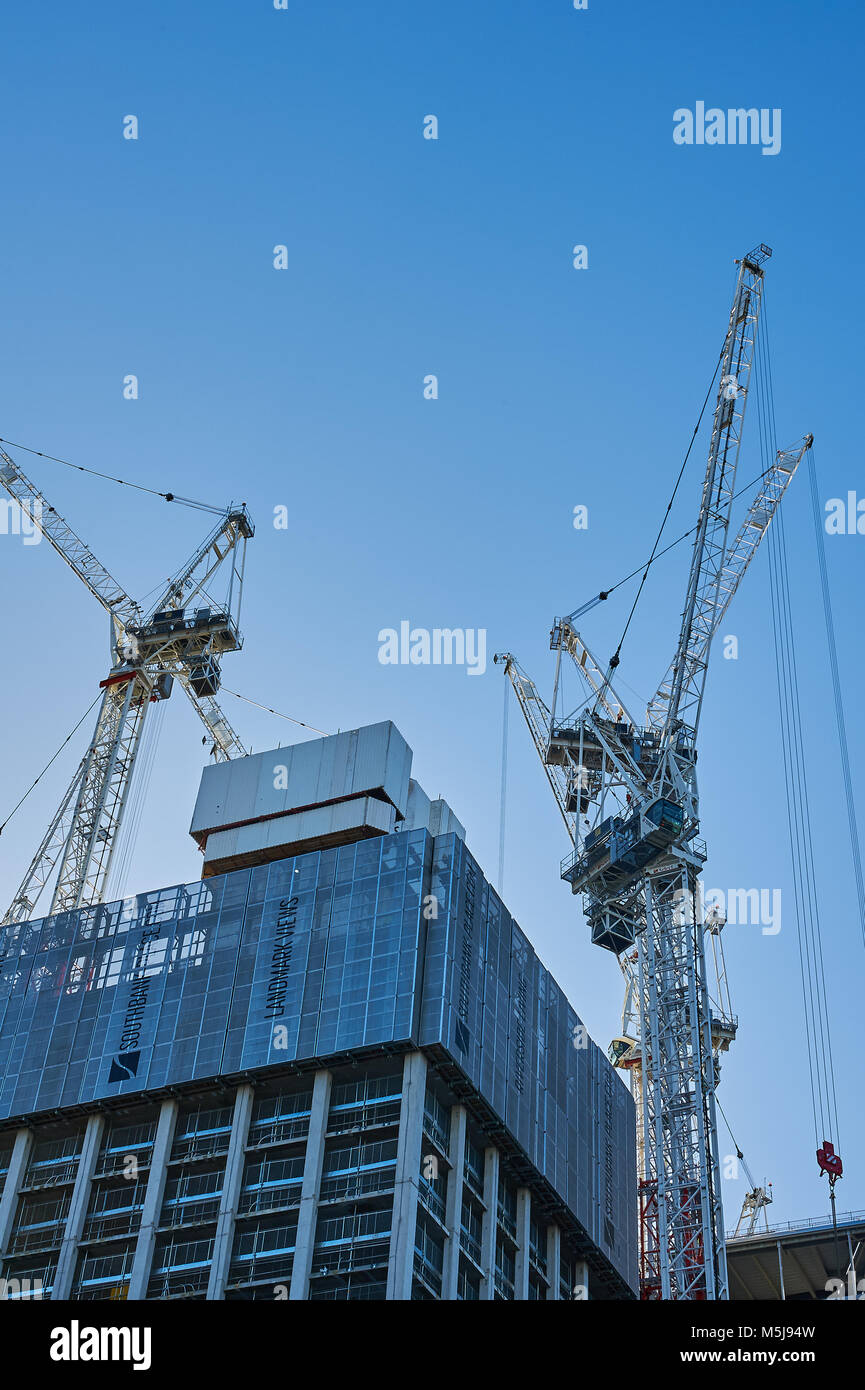 Abstract gru a torre sul blocco di uffici siti di costruzione a Londra Foto Stock