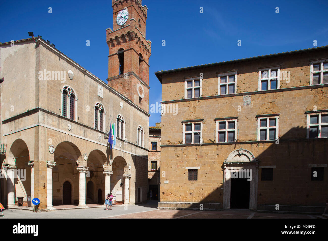 Town Hall (sinistra) e il Palazzo Vescovile (destra), Pio II Square, Pienza, Toscana, Italia, Europa Foto Stock