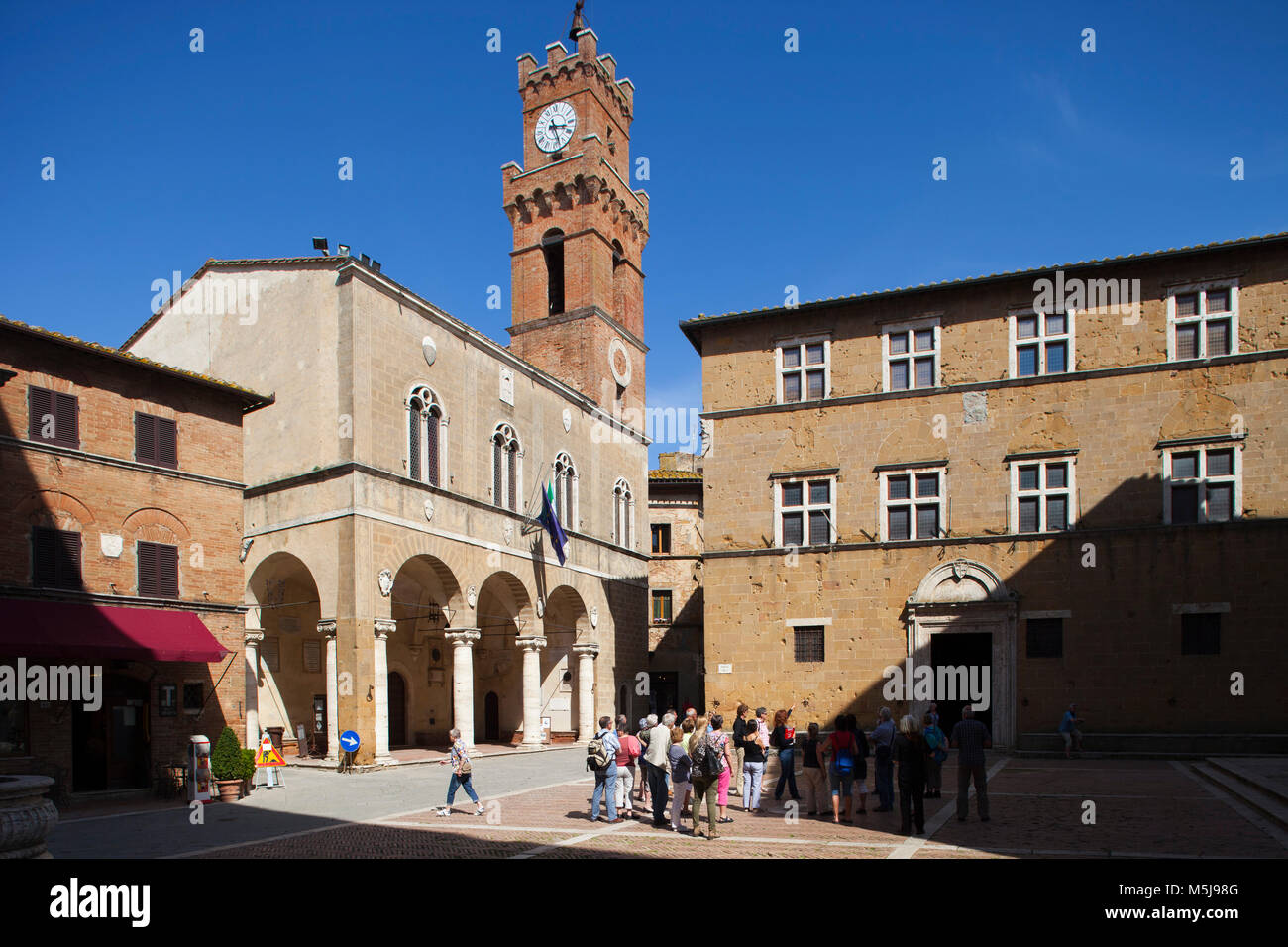 Town Hall (sinistra) e il Palazzo Vescovile (destra), Pio II Square, Pienza, Toscana, Italia, Europa Foto Stock