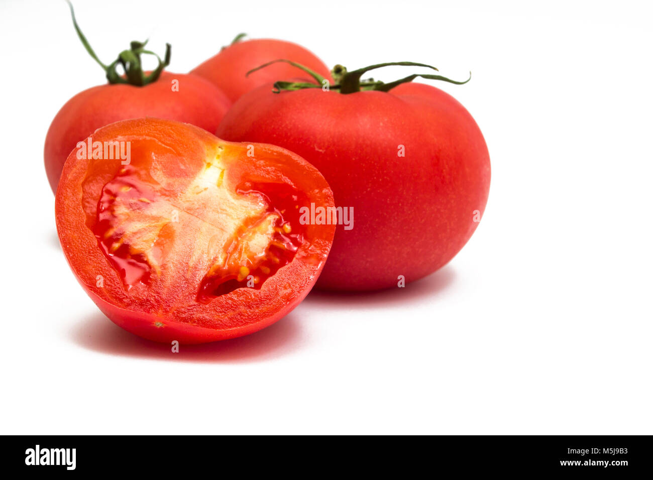 Pomodori isolati su sfondo bianco. Foto Stock