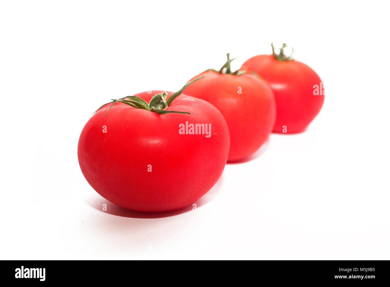 Pomodori isolati su sfondo bianco. Foto Stock