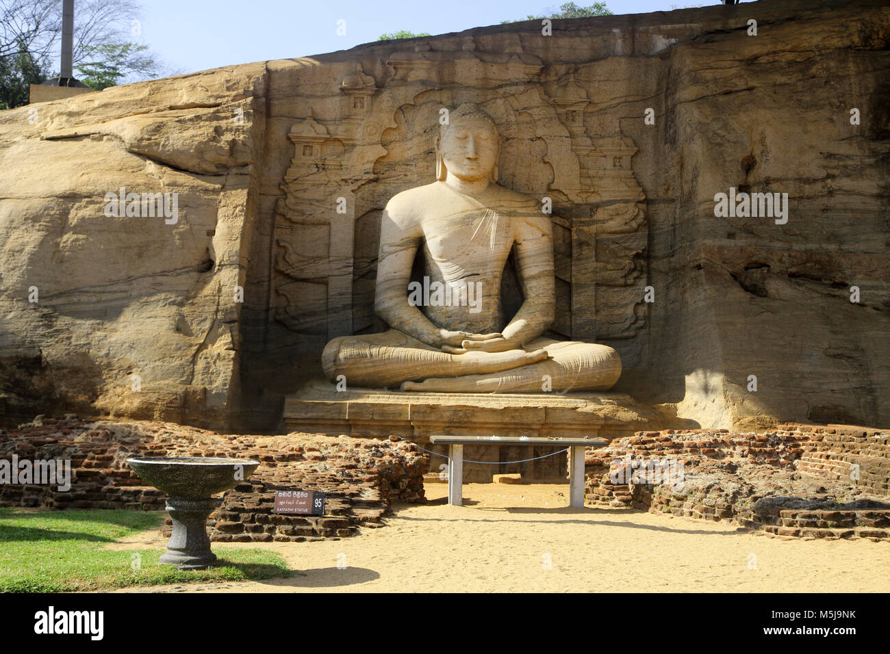 Polonnaruwa Nord provincia centrale dello Sri Lanka Gal Vihara Samadhi Buddha seduto in Virasana posizione e le mani nel Dhyana mudra Foto Stock