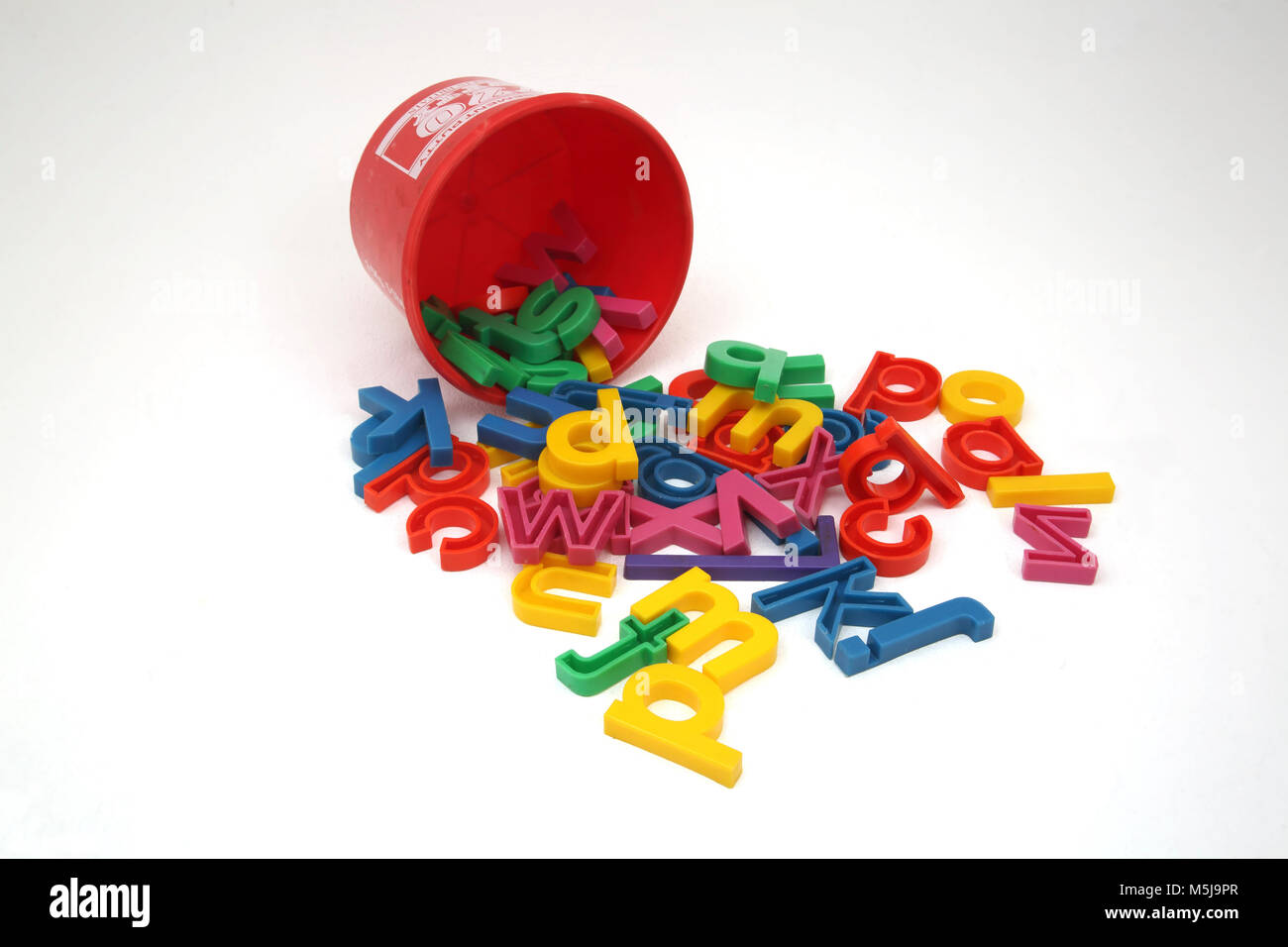 In plastica colorata lettere giocattolo educativo Foto Stock