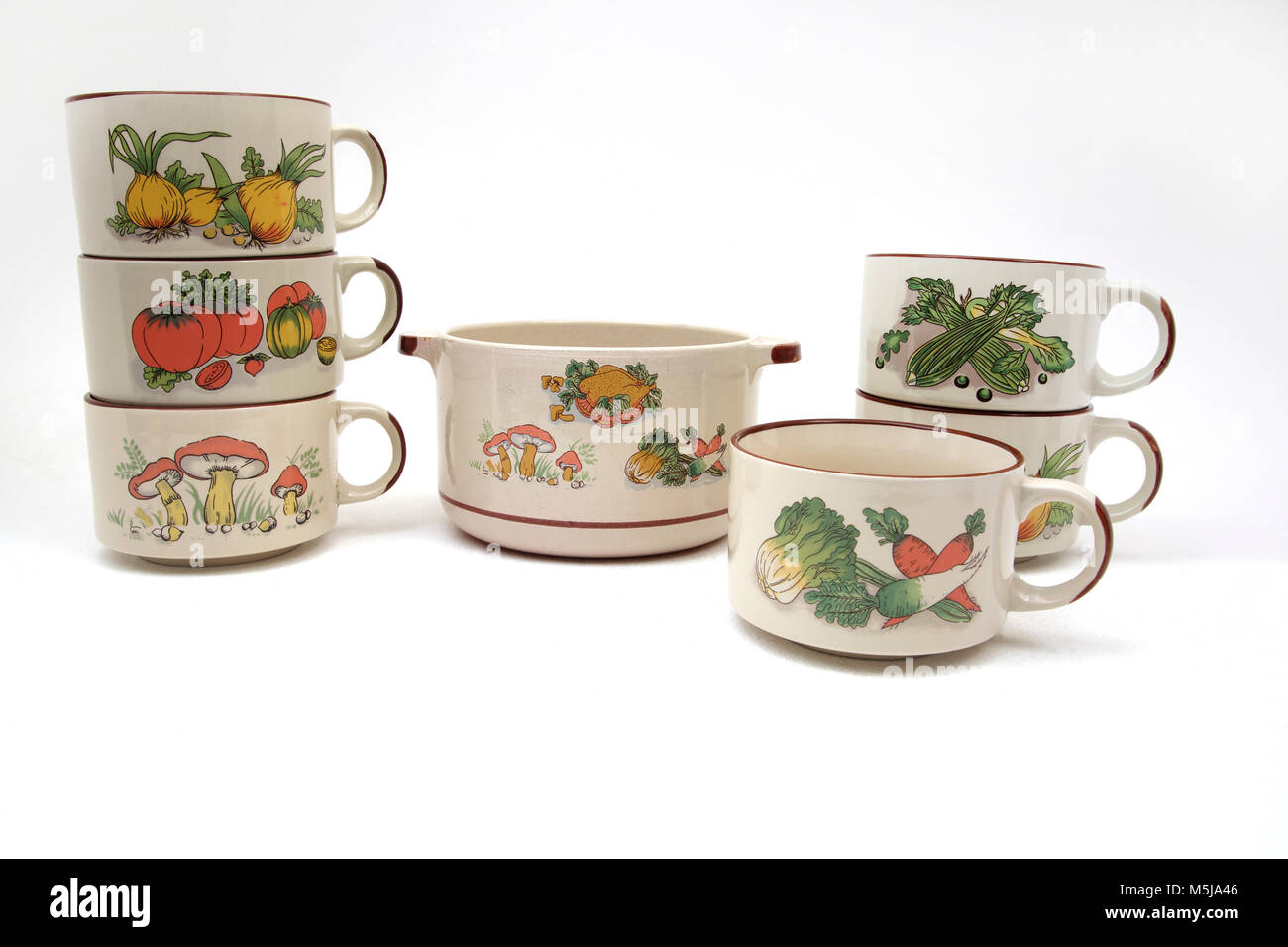 Vintage anni settanta di benzina Shell zuppiera promozionale ciotola di zuppa e tazze con Design vegetale Foto Stock