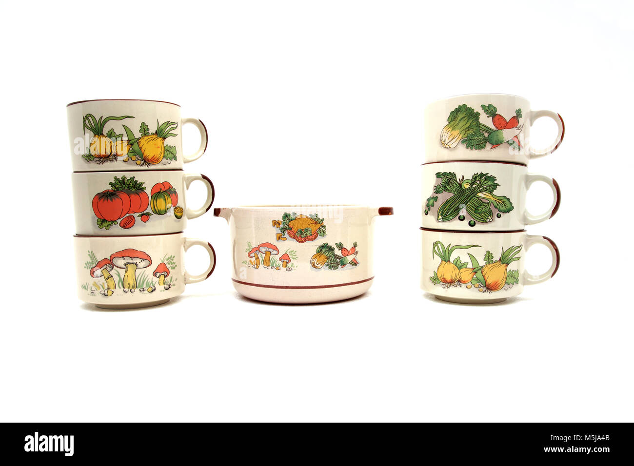 Vintage anni settanta di benzina Shell zuppiera promozionale ciotola di zuppa e tazze con Design vegetale Foto Stock