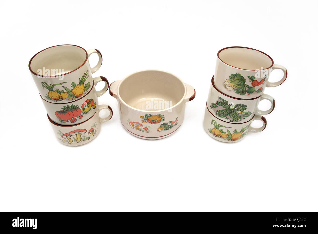 Vintage anni settanta di benzina Shell zuppiera promozionale ciotola di zuppa e tazze con Design vegetale Foto Stock