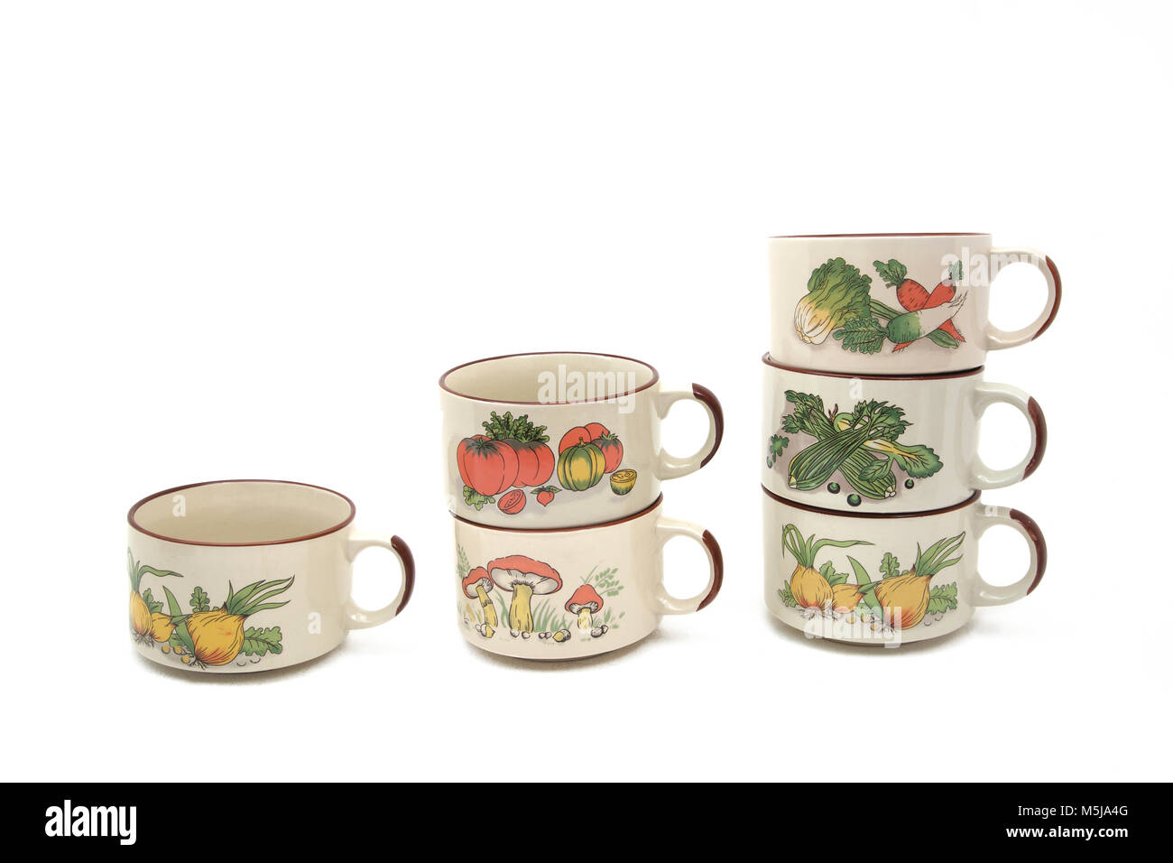 Vintage anni settanta di benzina Shell zuppiera promozionale ciotola di zuppa e tazze con Design vegetale Foto Stock