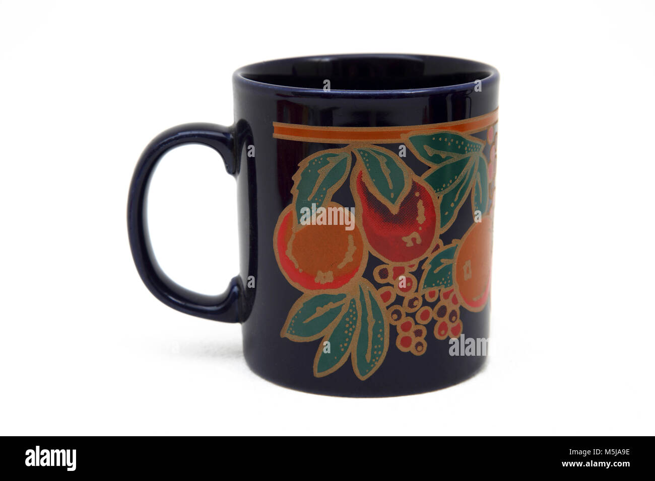 Tazza blu con design di frutta Kilncraft Inghilterra Foto Stock