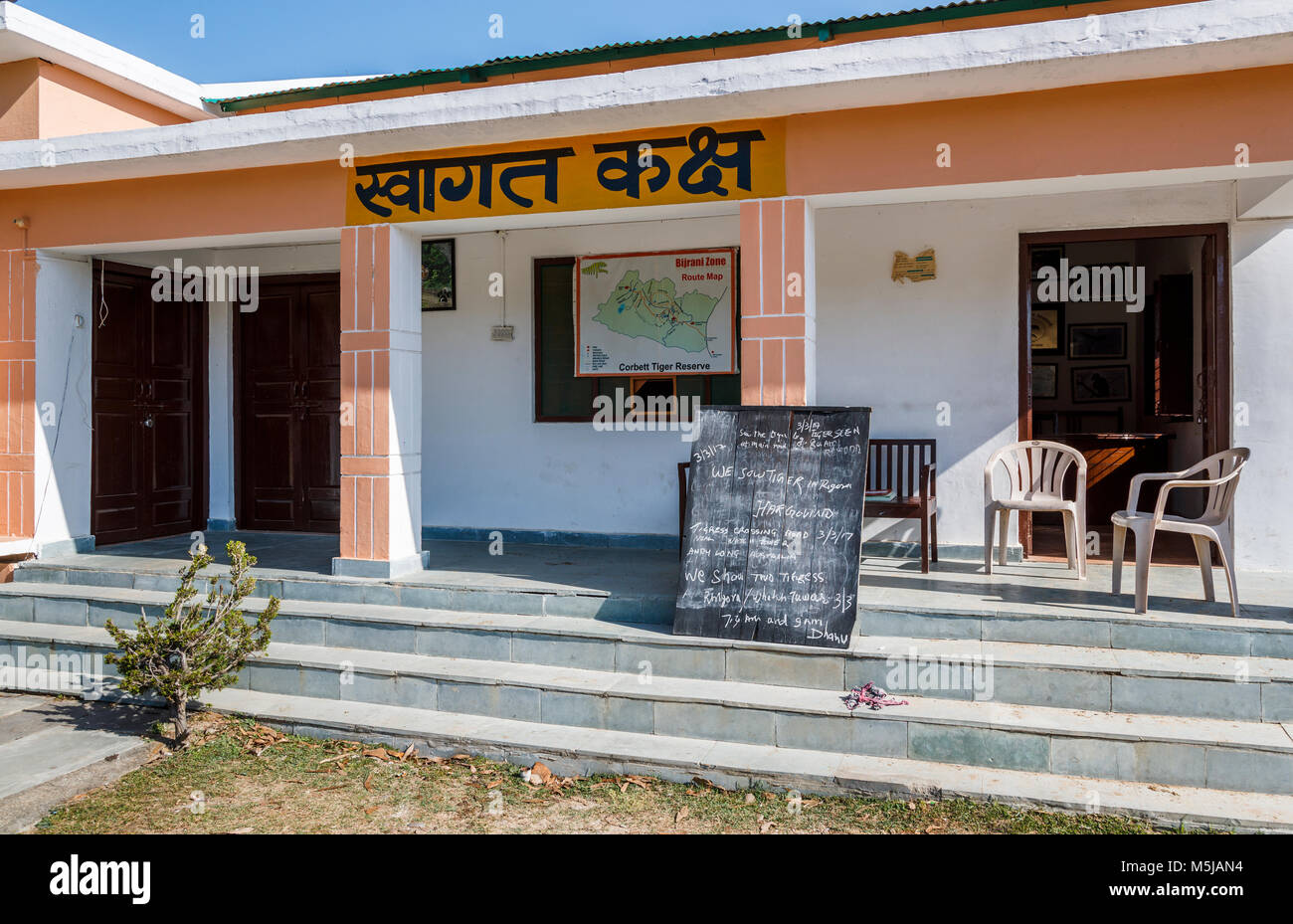 Edificio all'ingresso della zona Bijrani, Jim Corbett National Park Wildlife Sanctuary, Ramnagar, stato di Uttarakhand, India settentrionale Foto Stock