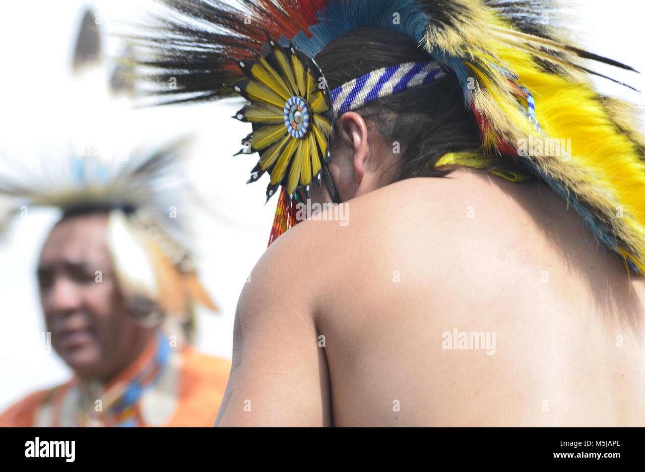 Cerimoniale copricapo aborigena indossata durante un powwow e concorso di danza Foto Stock