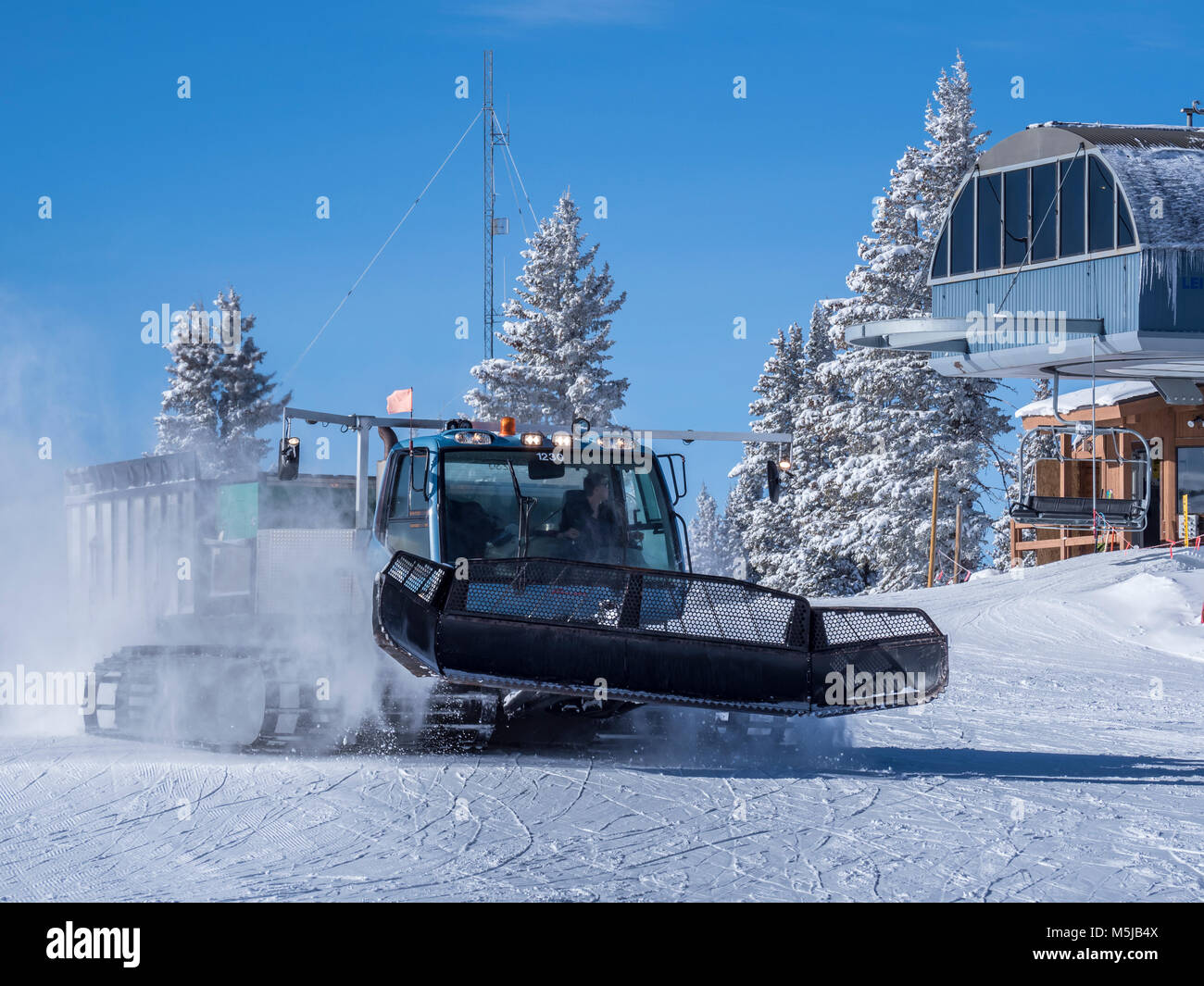 Il gatto delle nevi in prossimità di due Elk Lodge, inverno, Vail Ski Resort, Vail Colorado. Foto Stock