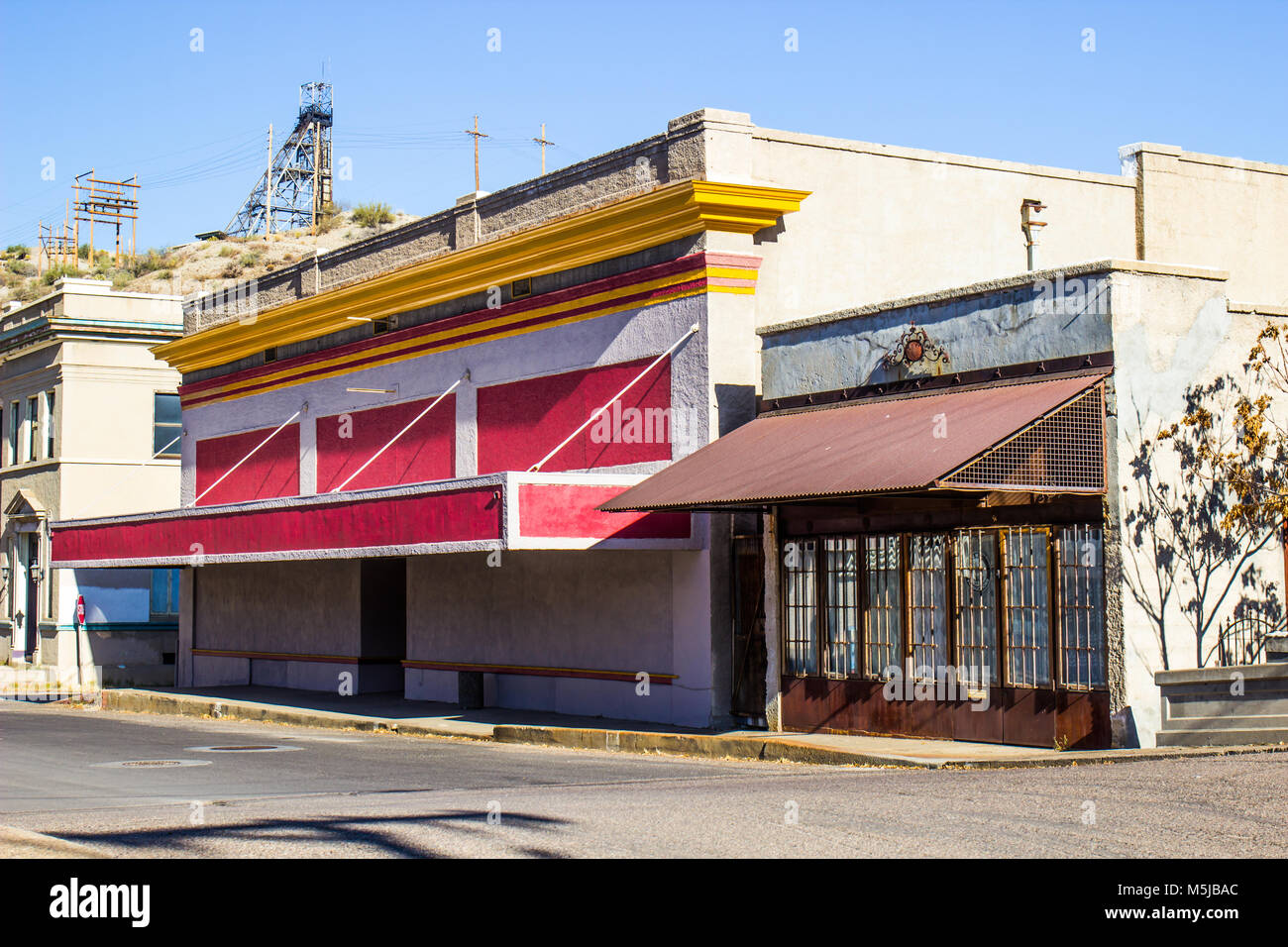 Edifici abbandonati in mancanza di economia cittadina Foto Stock