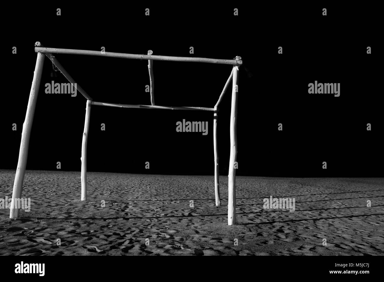 Arco di nozze sulla spiaggia tropicale di notte, vicino al Mar dei Caraibi, nero-bianco Foto Stock