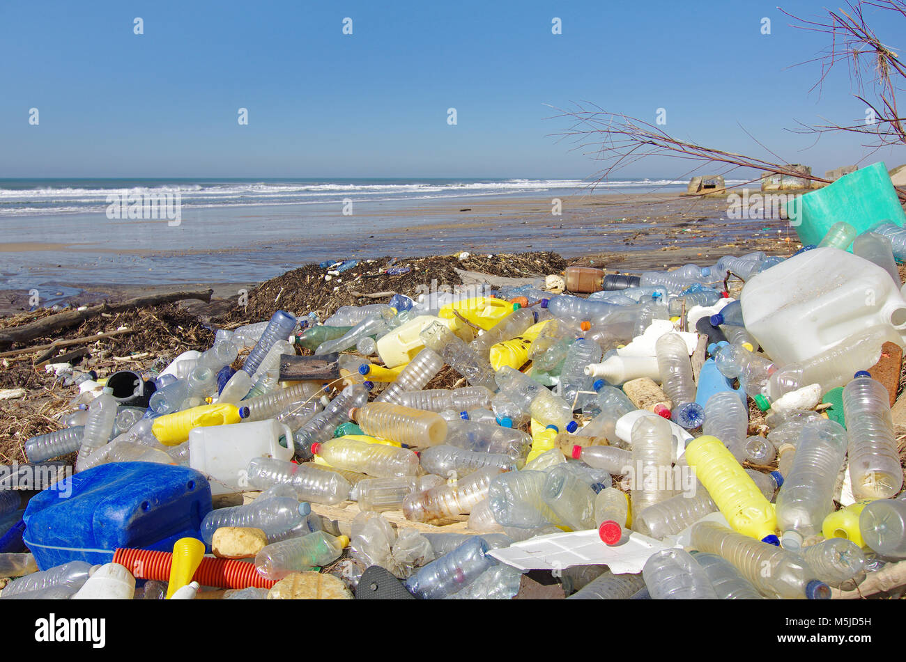 Rifiuti di plastica, bottiglie e rifiuti sulla spiaggia dopo le tempeste invernali Foto Stock