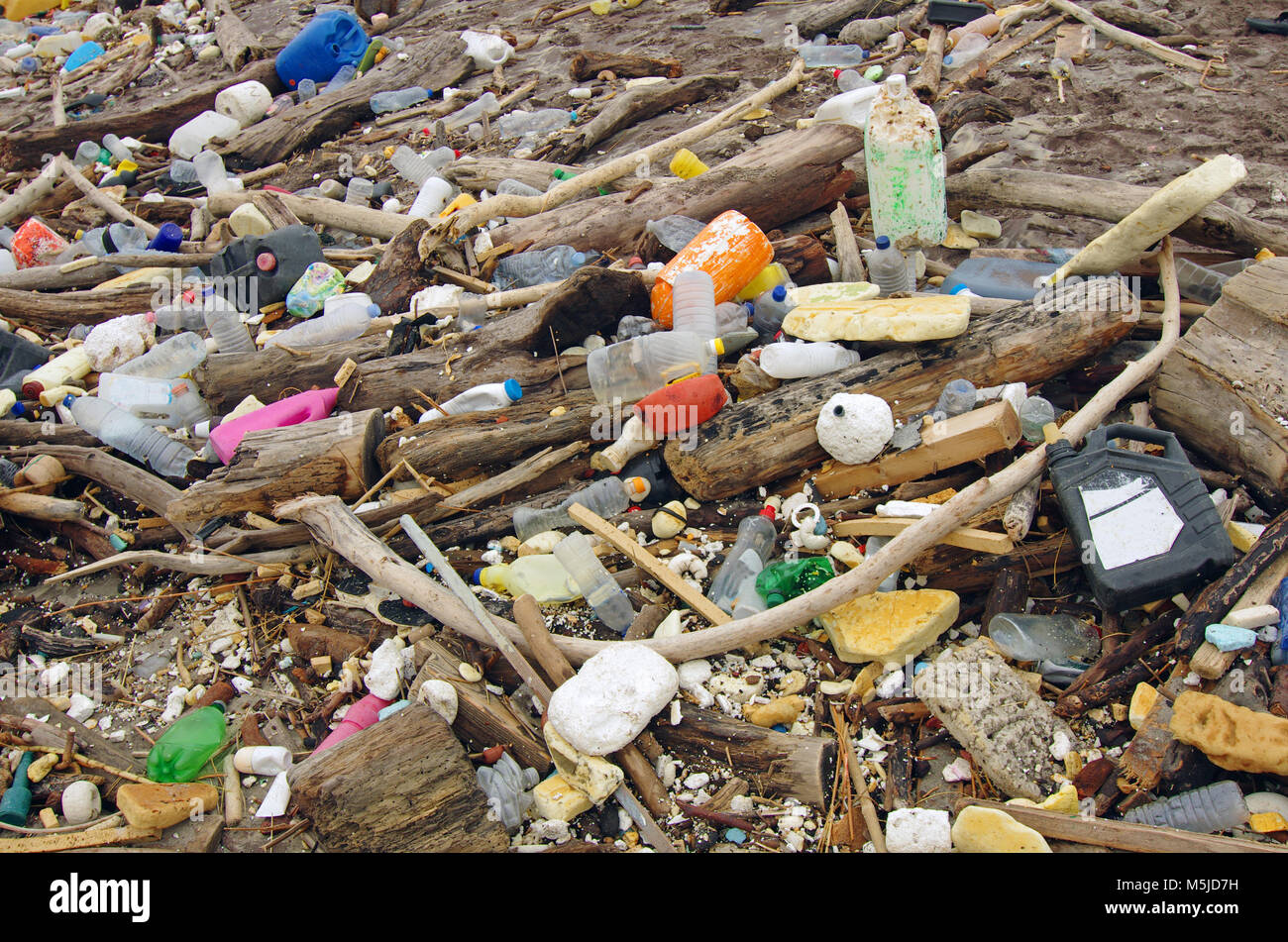 Rifiuti di plastica, bottiglie e rifiuti sulla spiaggia dopo le tempeste invernali Foto Stock