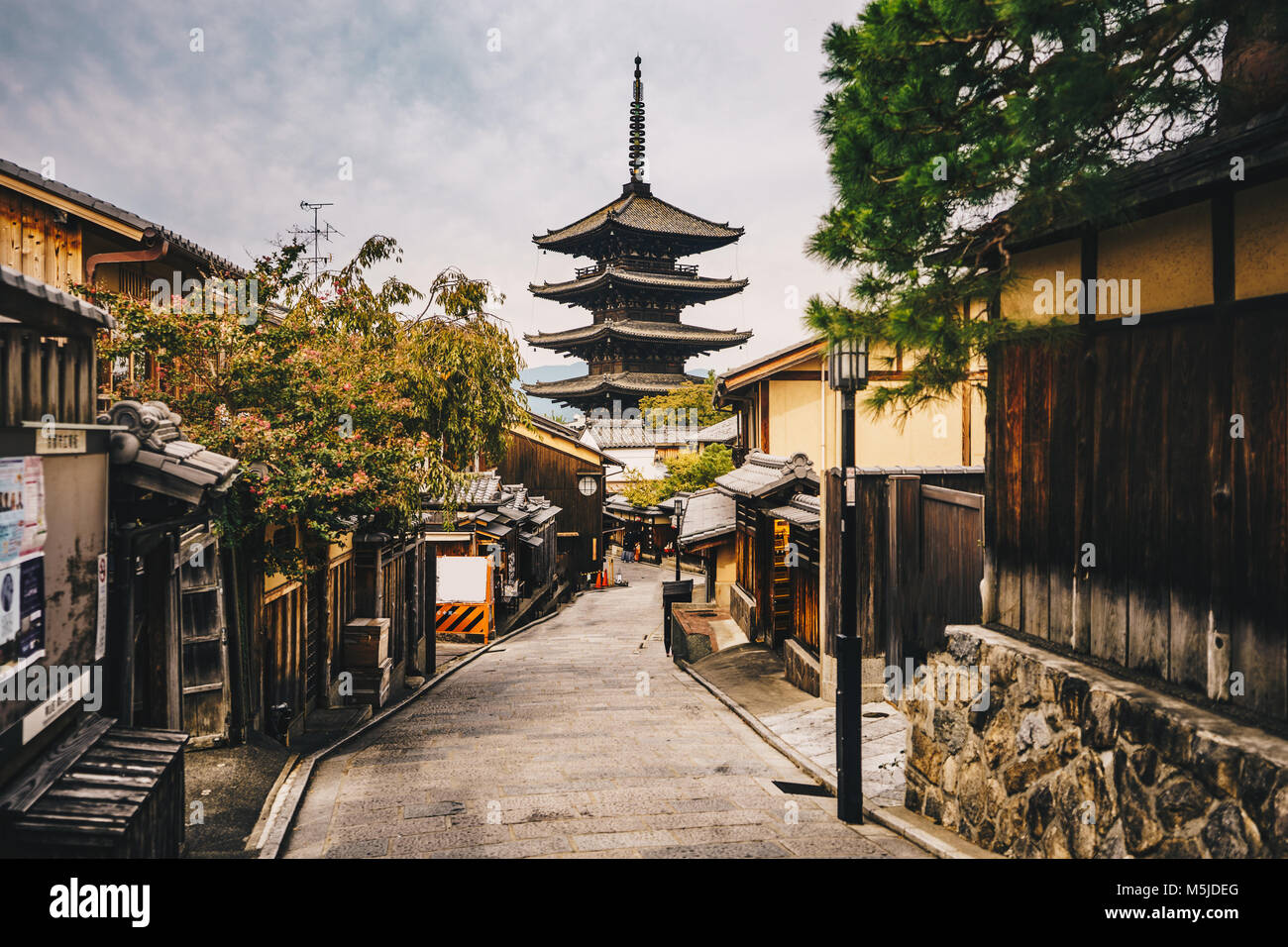 Vecchia Kyoto strade della città nel quartiere di Higashiyama di Kyoto, Giappone Foto Stock