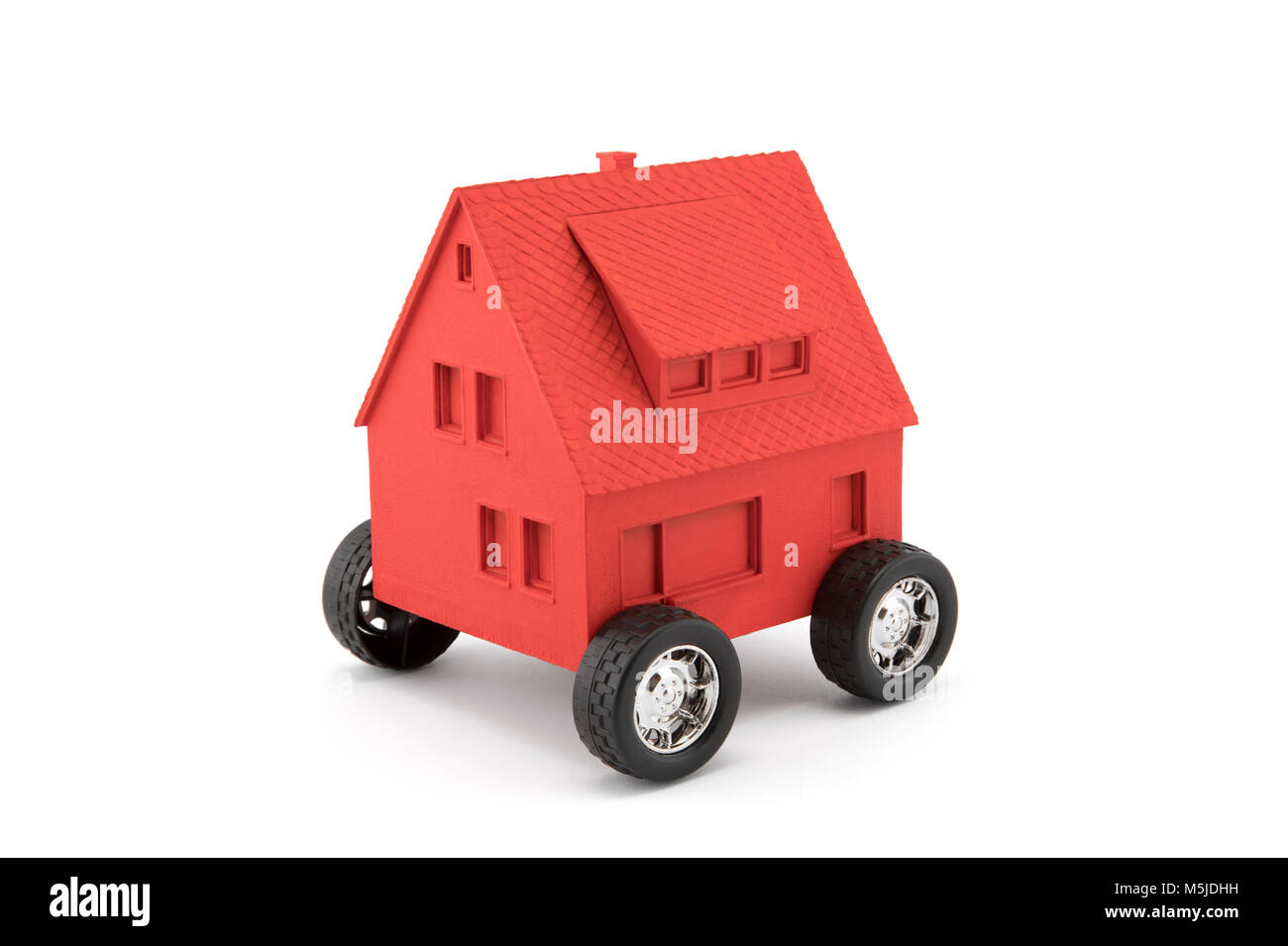Casa Rossa su ruote isolato su bianco con tracciato di ritaglio Foto Stock