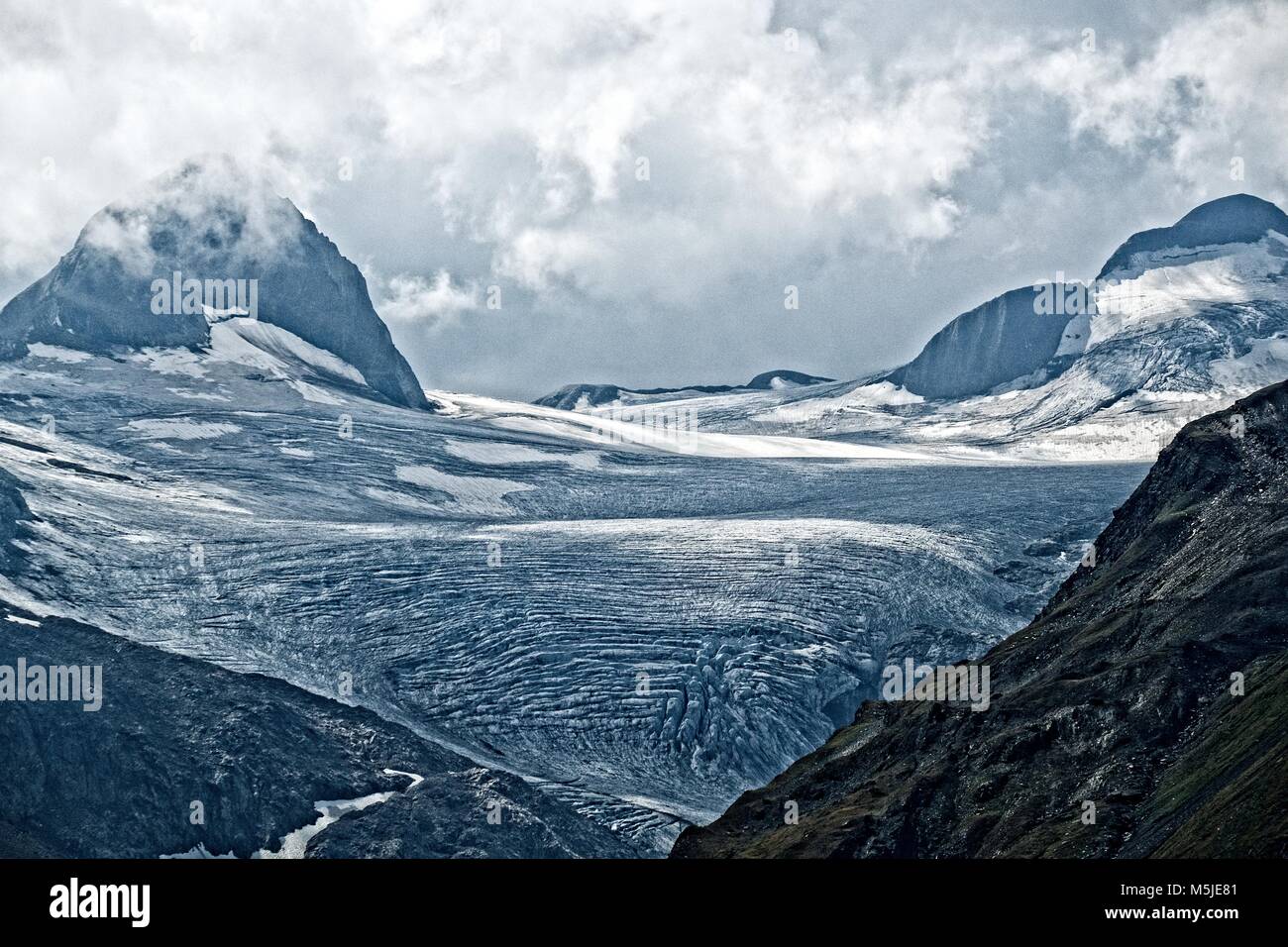 Il ghiacciaio di Gries è uno dei molti al di sopra del Nufenenpass, con un vertice il tappo di ghiaccio che alimentano il ghiacciaio della valle sottostante. Foto Stock