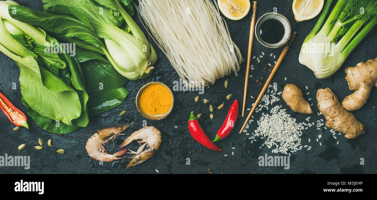 Cucina asiatica ingredienti su ardesia scura sullo sfondo di pietra, vista dall'alto Foto Stock