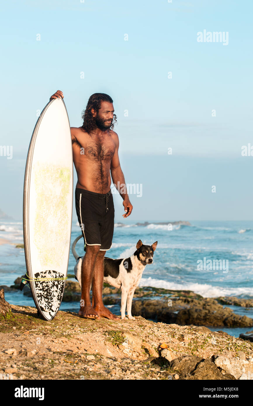 Surfer con il cane Foto Stock