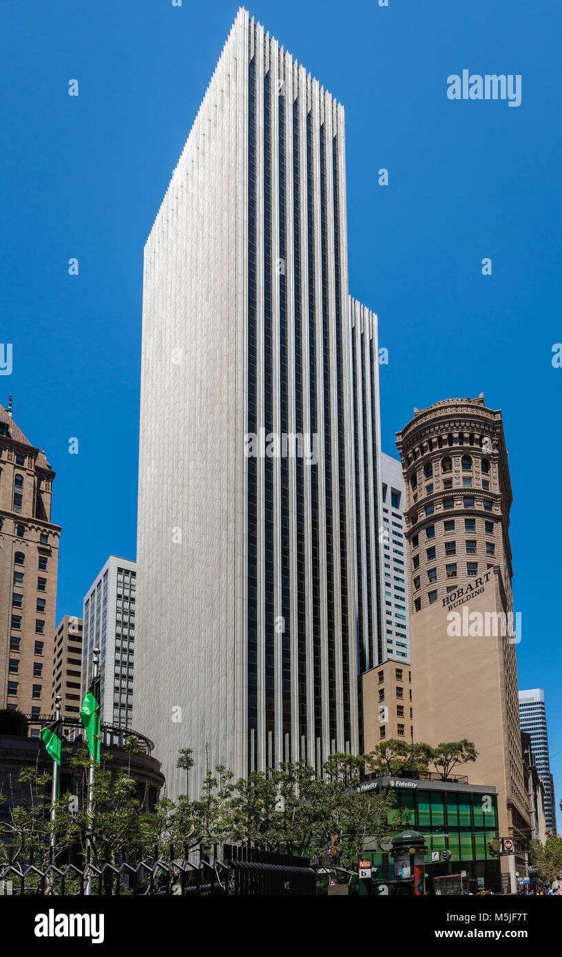 Una passeggiata nel Mercato San, nel Distretto di San Francisco. A destra la storica Hobart Edificio, completata nel 1914 dopo soltanto undici mesi. Foto Stock