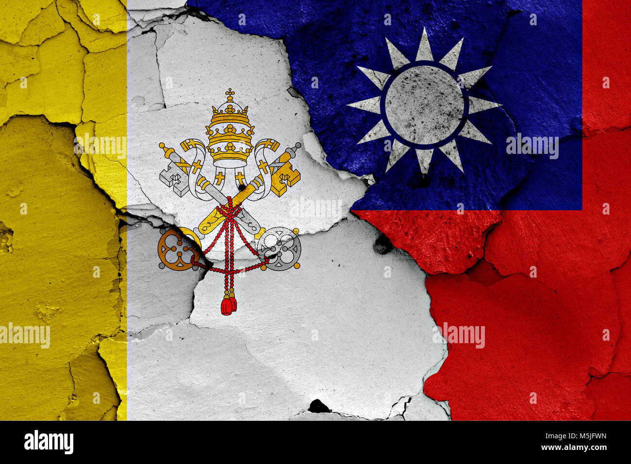 Bandiera del Vaticano e Taiwan dipinta sulla parete incrinato Foto Stock