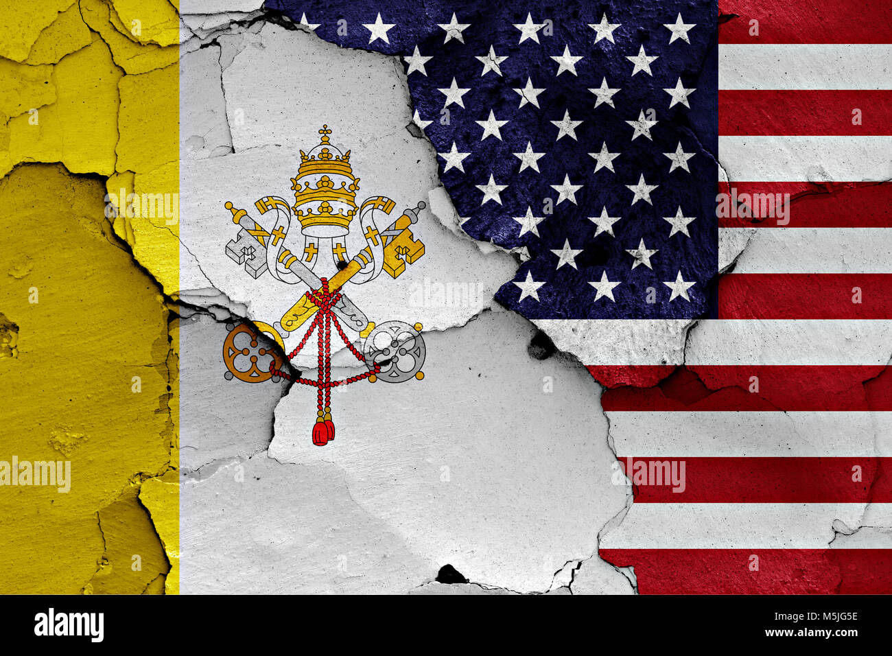 Bandiera del Vaticano e USA dipinta sulla parete incrinato Foto Stock