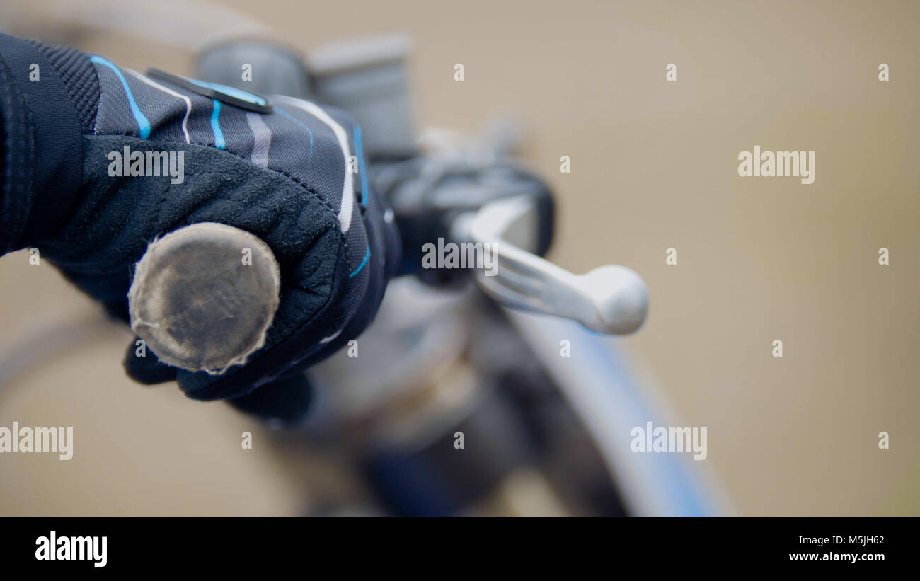 Moto trasversale di avviamento del motore. MX, immagine ravvicinata della mano sul manubrio Foto Stock