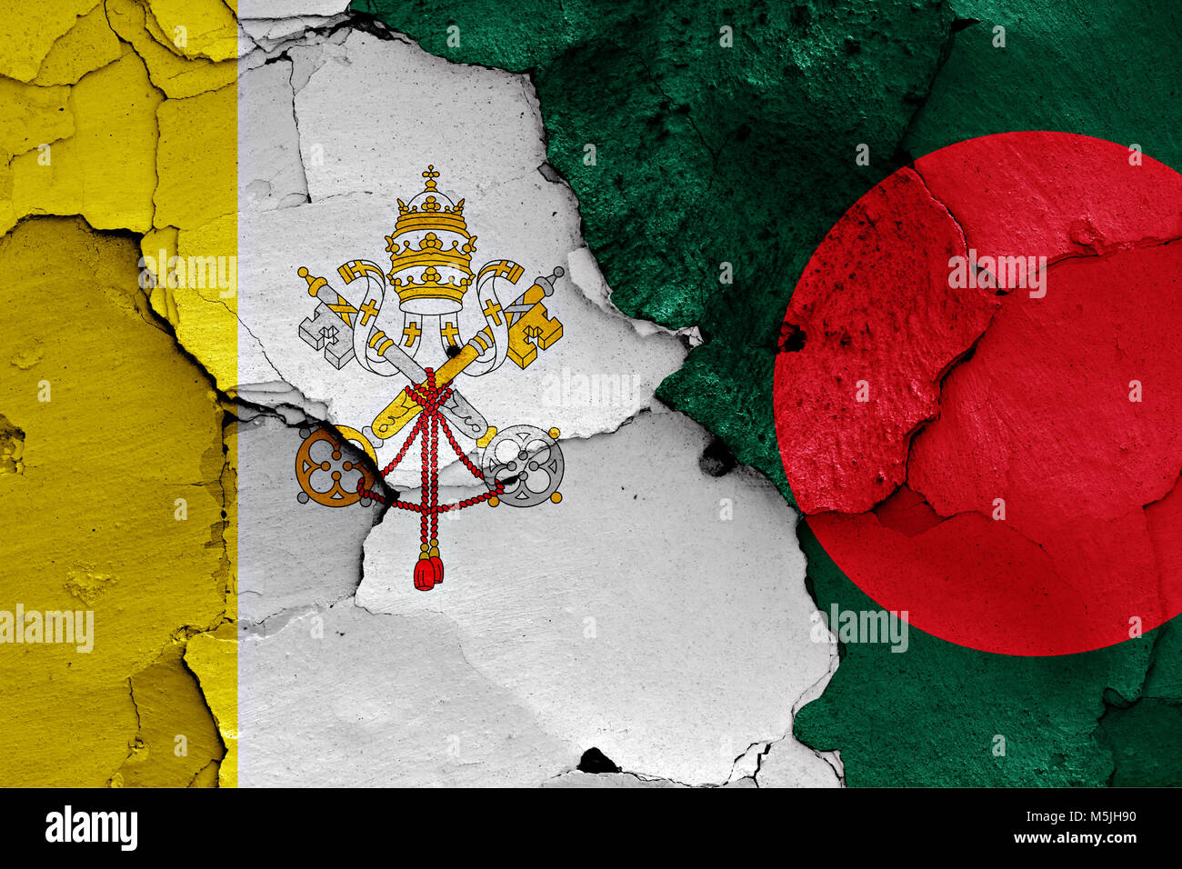 Bandiera del Vaticano e il Bangladesh dipinta sulla parete incrinato Foto Stock