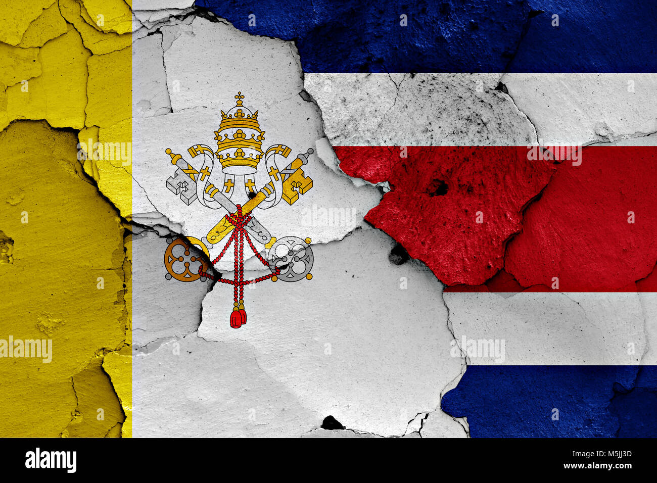 Bandiera del Vaticano e Costa Rica dipinta sulla parete incrinato Foto Stock