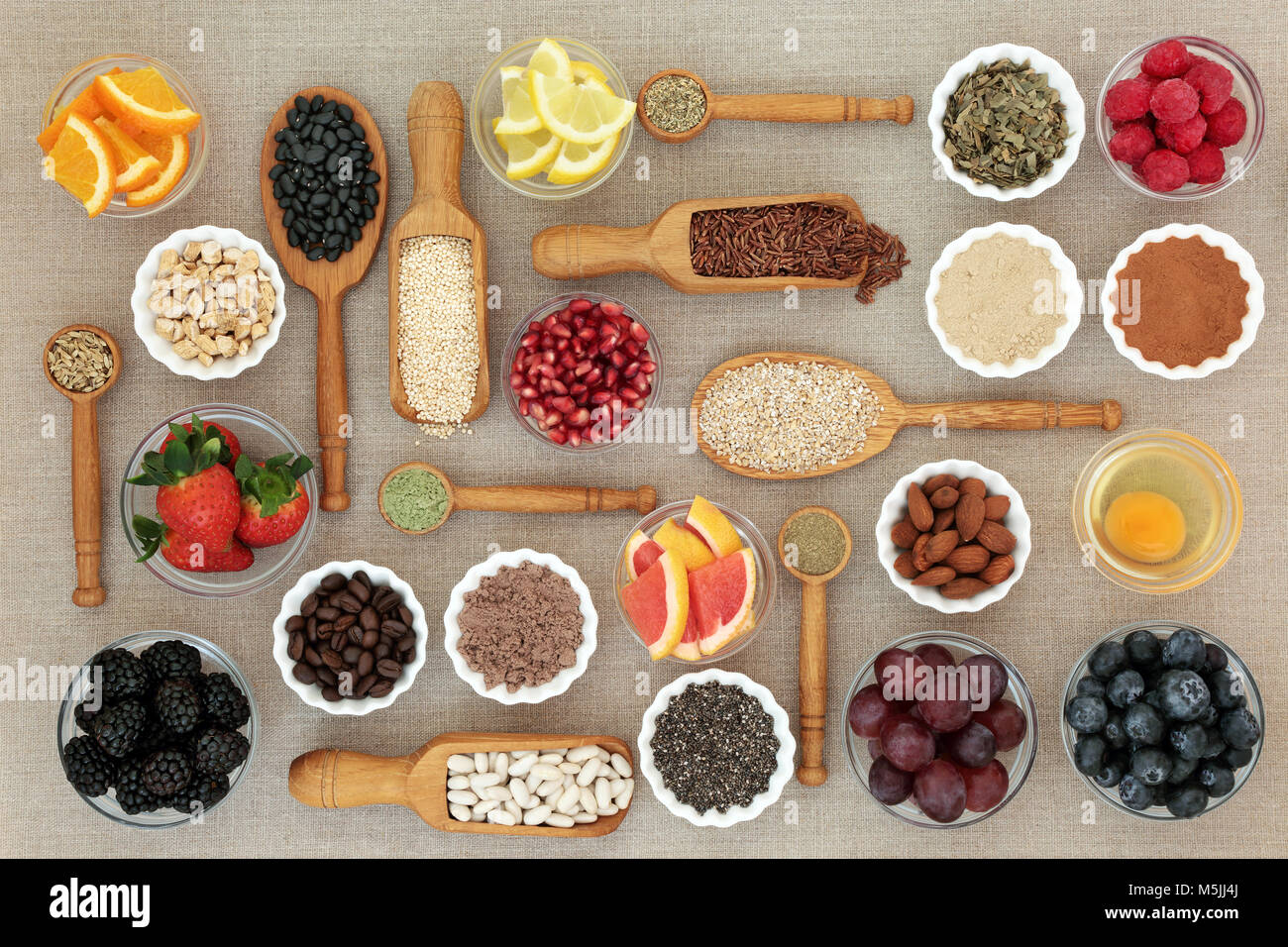 Della salute alimentare per il concetto di dieta con polvere nutrizionali, supplementi, frutta, legumi, noci, cereali quali erbe usate come appetito suppres Foto Stock