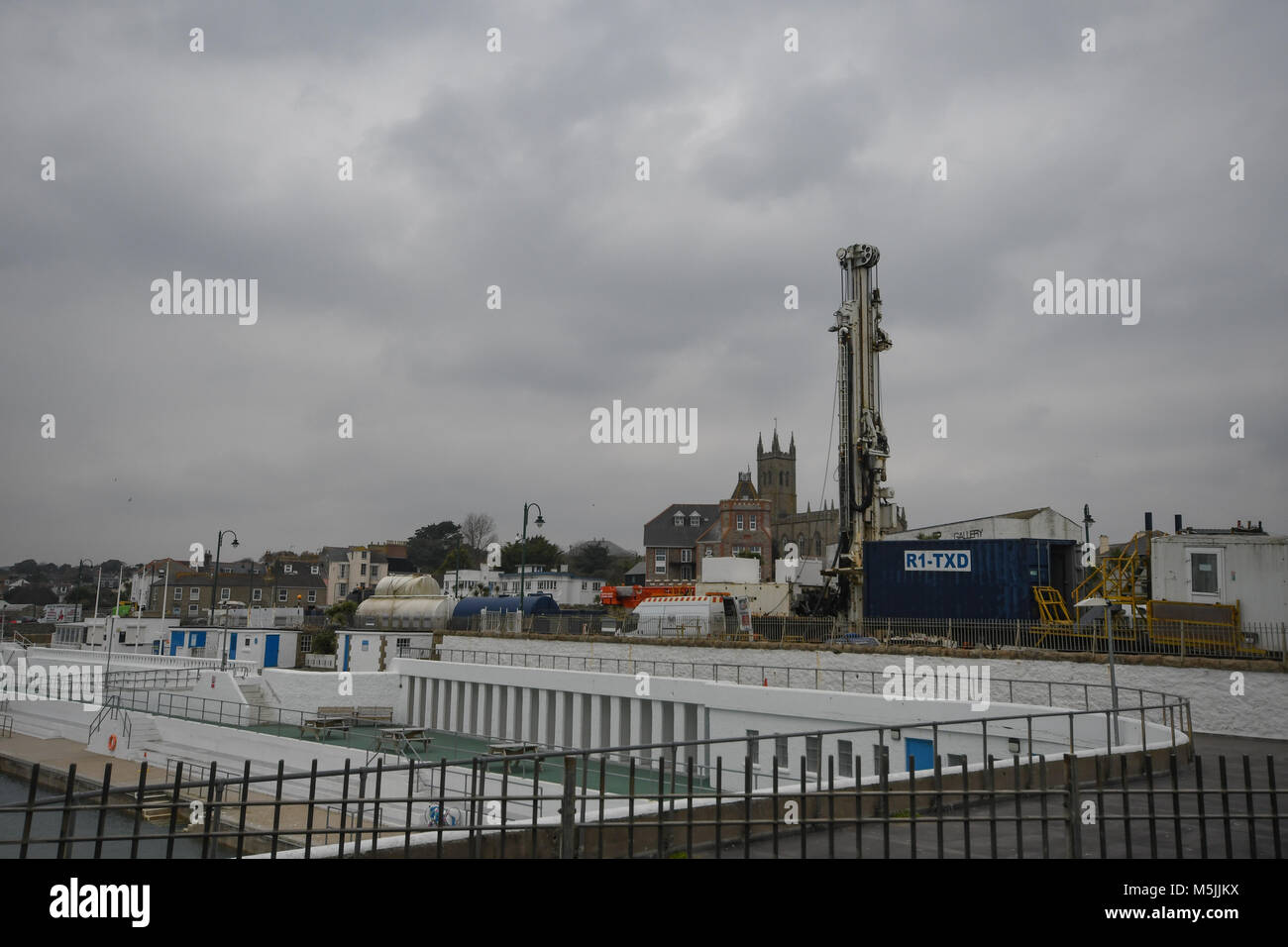 La foratura per l'energia geotermica per riscaldare il Giubileo outdoor pool Penzance Foto Stock